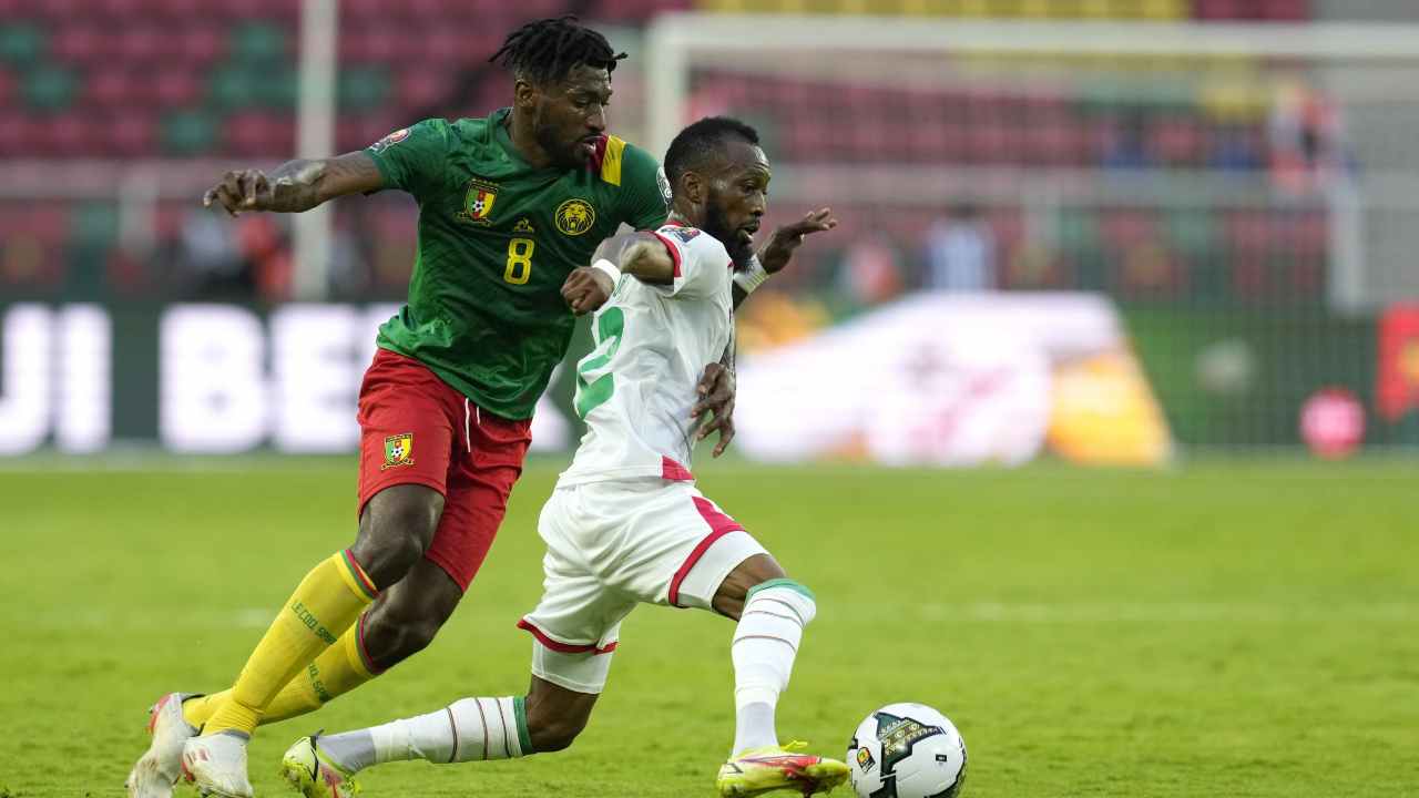 Anguissa corre verso pallone e avversario Camerun