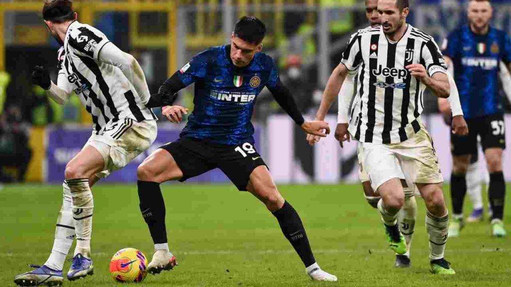 Correa in campo durante Inter-Juve