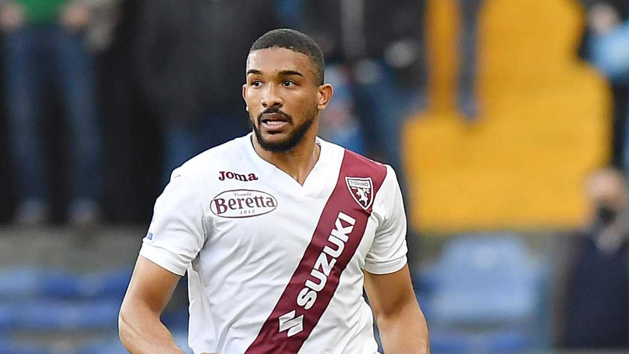 Bremer corre e guarda di lato Torino