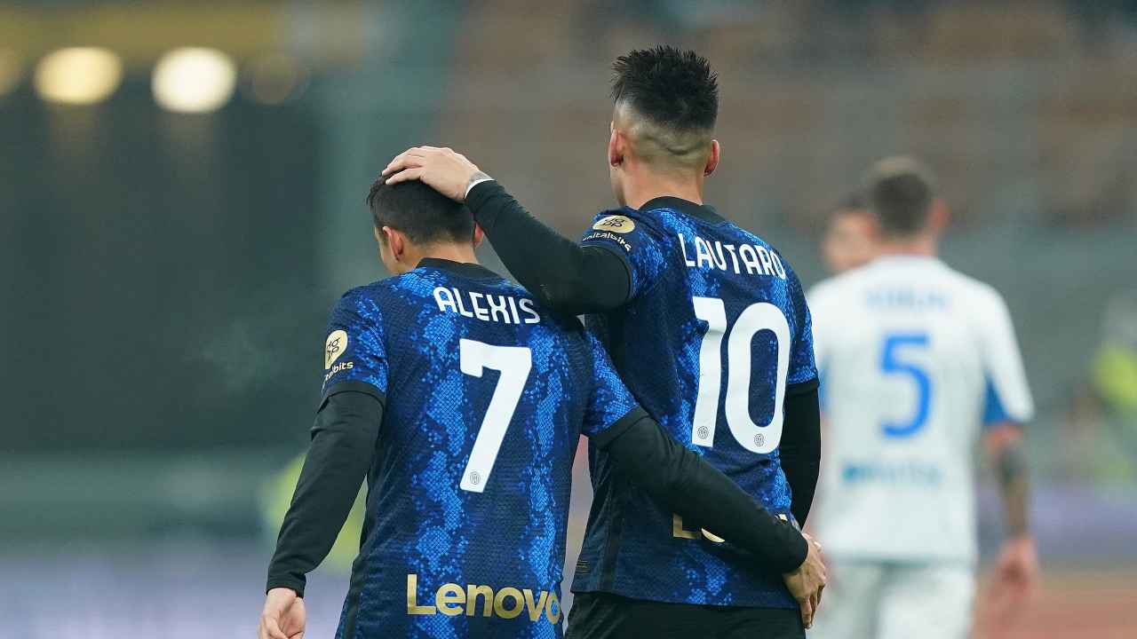 Lautaro Martinez e Sanchez di spalle si abbracciano Inter
