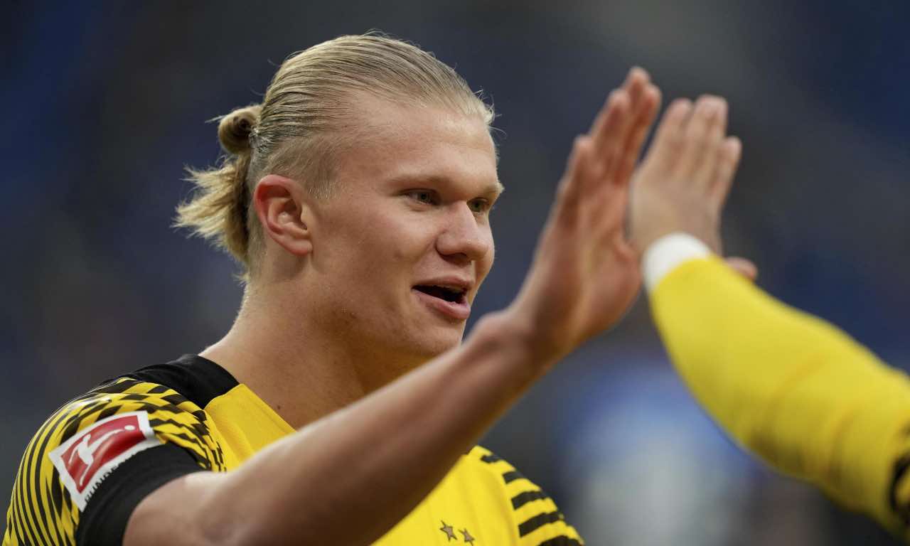 Erling Haaland festeggia un gol 