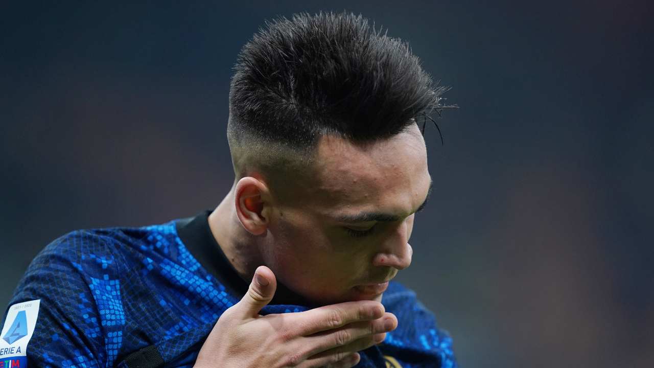 Lautaro Martinez preoccupato si tocca il viso con la mano Inter