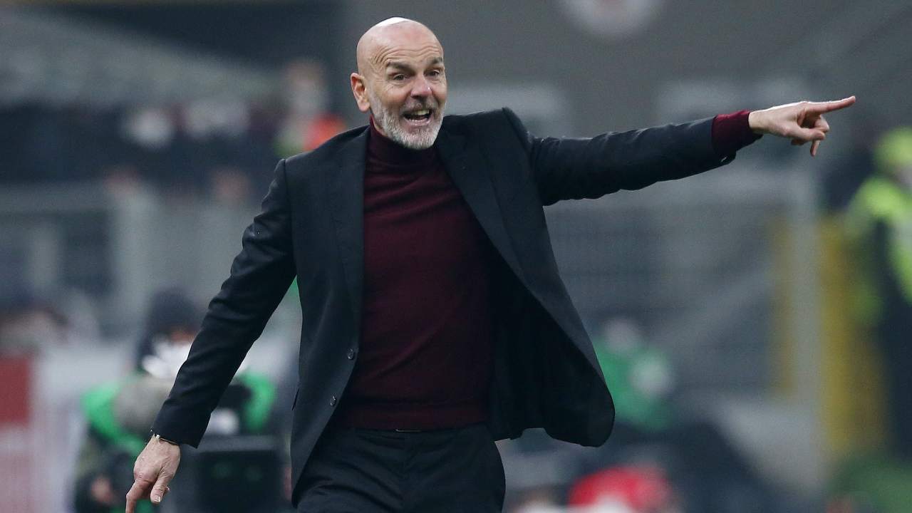 Pioli indica con la mano di lato e urla Milan