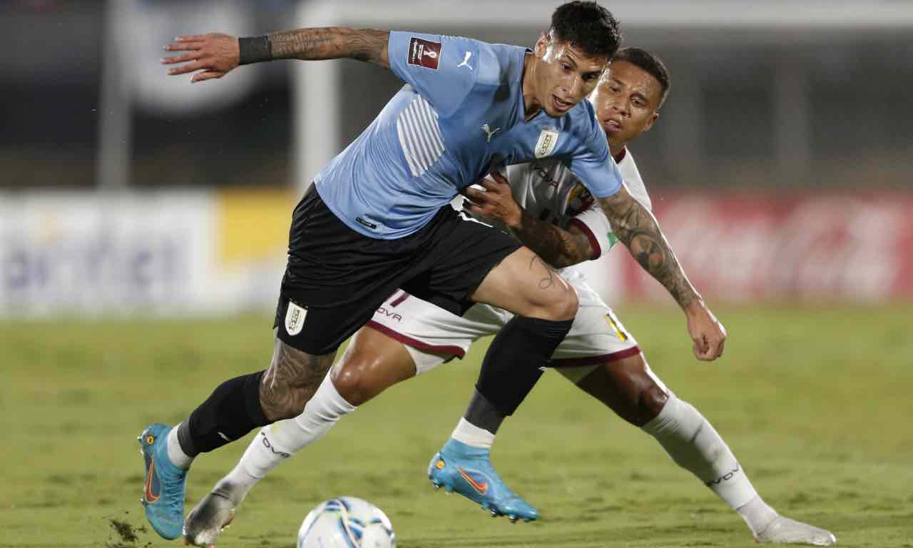 Mathias Olivera in campo con l'Uruguay