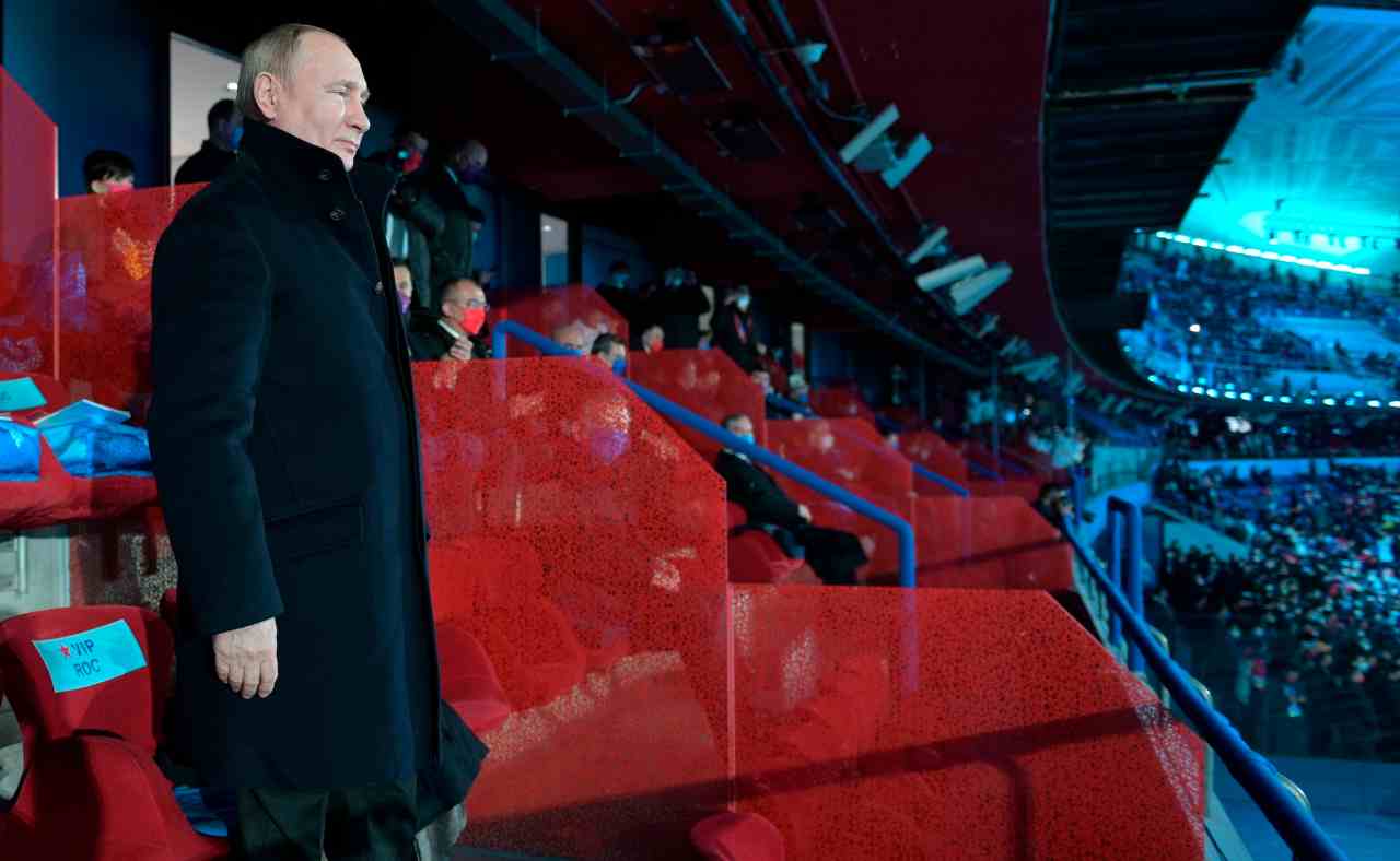 Putin mentre ascolta l'inno