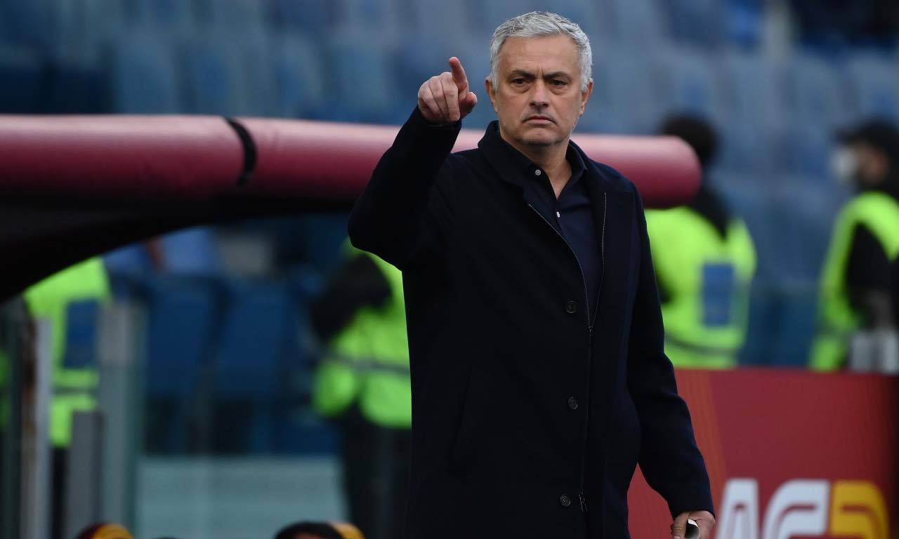 José Mourinho dà indicazioni alla squadra