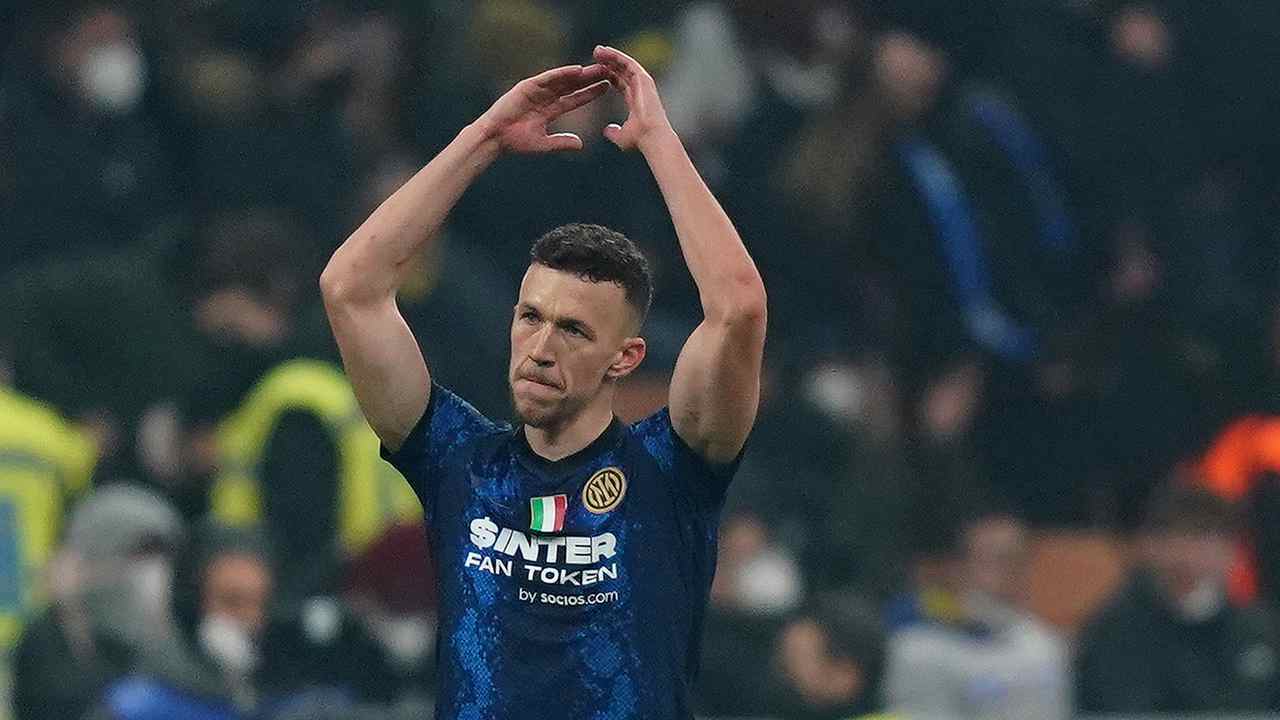 Perisic applaude e ringrazia i tifosi Inter