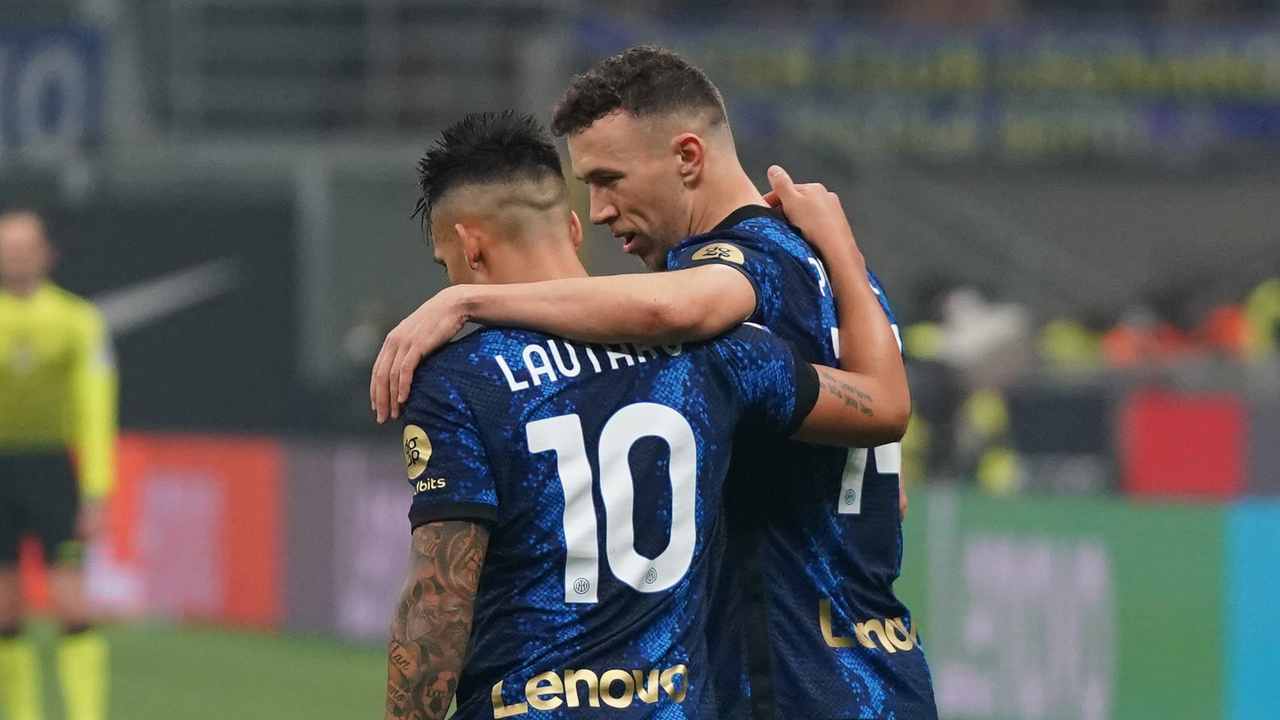 Lautaro Martinez e Perisic camminano abbracciati e parlano Inter