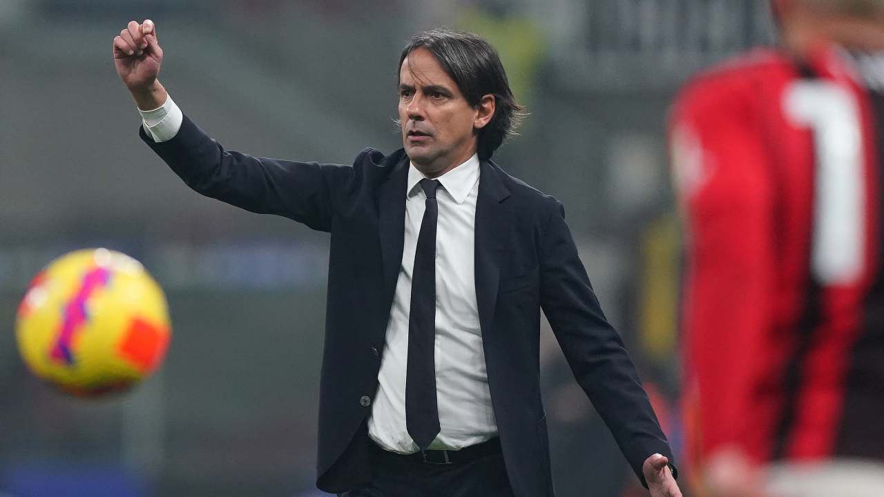 Inzaghi fa segno con la mano Inter