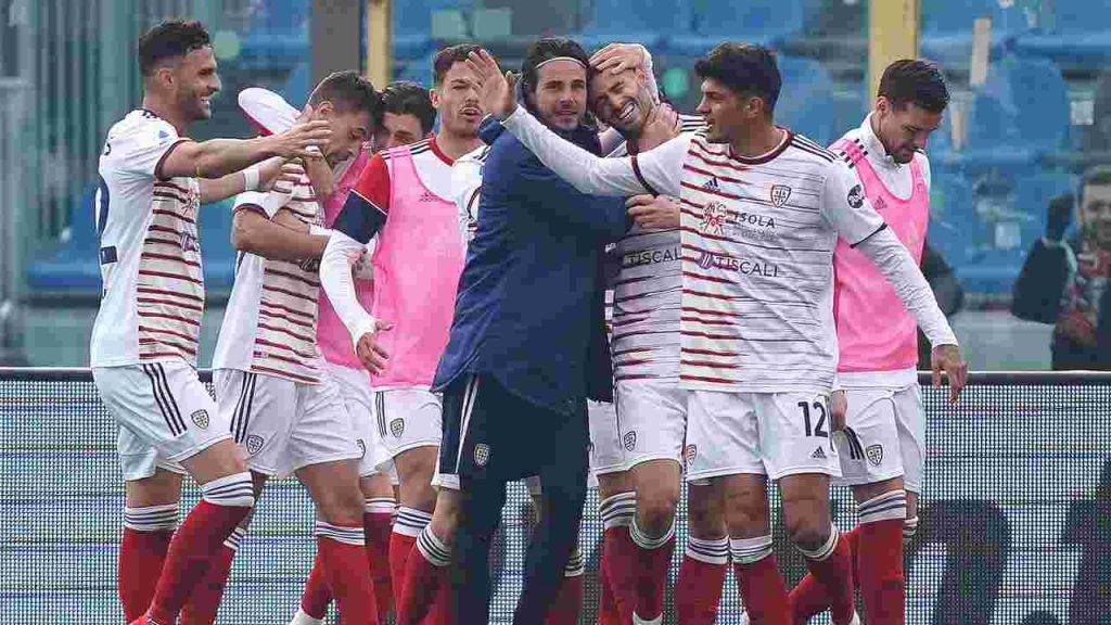 Cagliari esulta dopo il gol di Pereiro