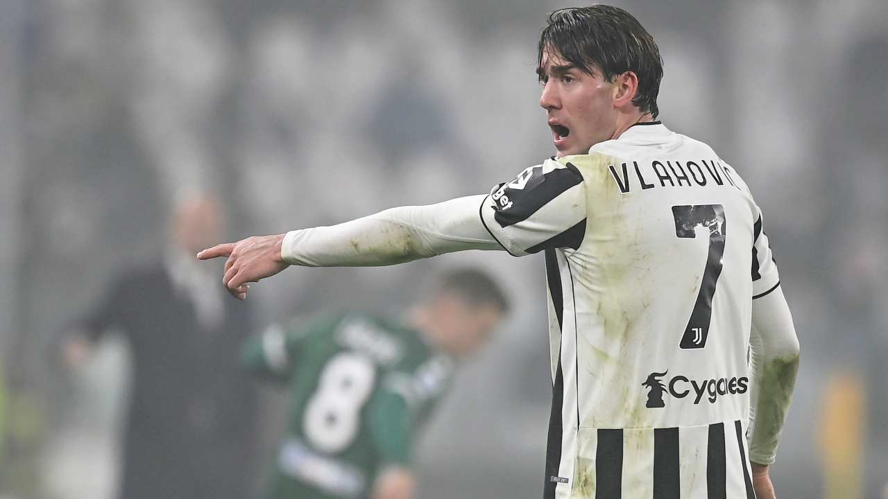 Vlahovic indica a terra con il dito Juve