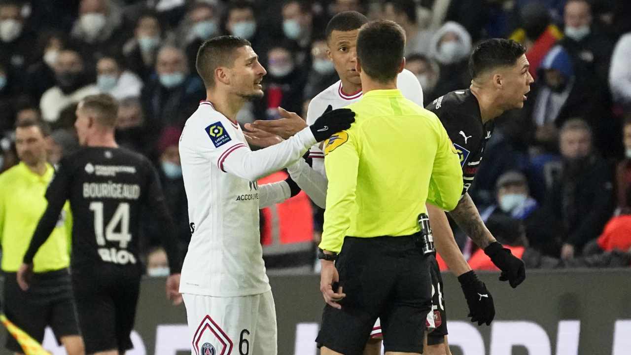 Verratti e Mbappè a colloquio con l'arbitro