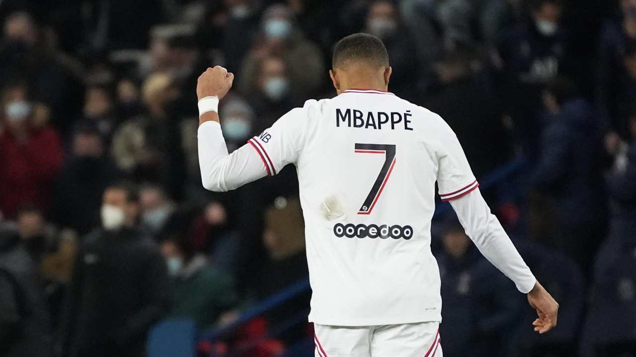 Mbappé esulta di spalle PSG