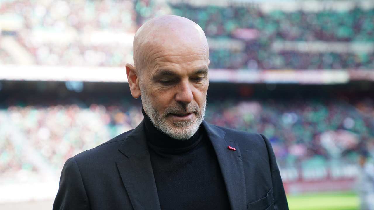 Pioli guarda in basso concentrato Milan