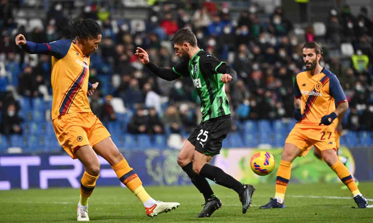 Smalling e Oliveira su Berardi in Sassuolo-Roma