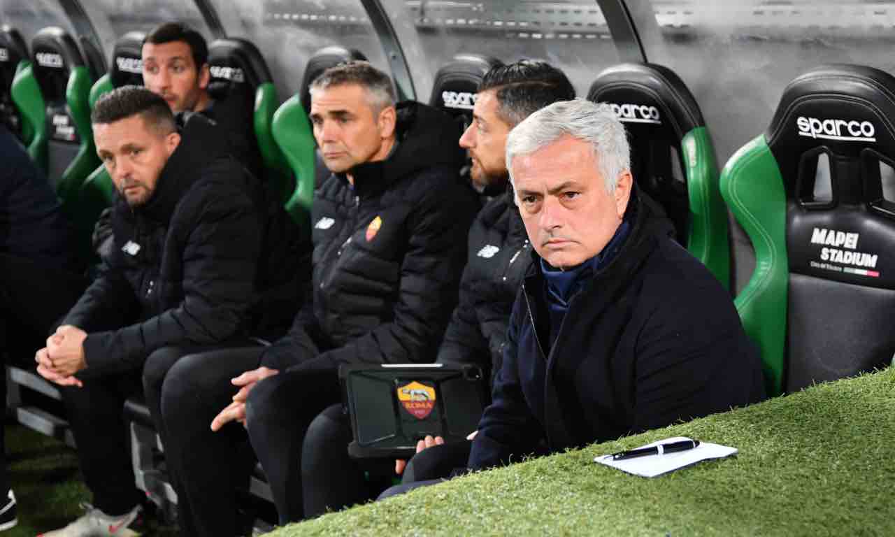 Mourinho in panchina in Sassuolo-Roma