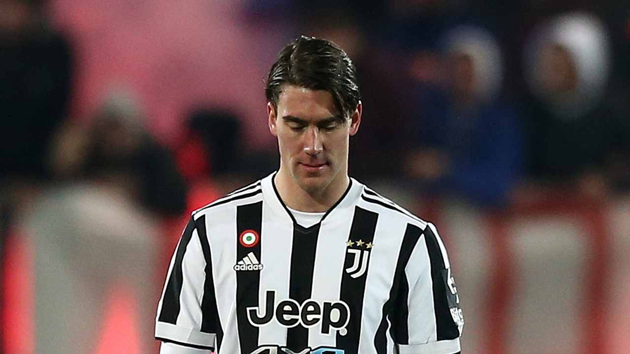 Vlahovic guarda in basso sconsolato Juve