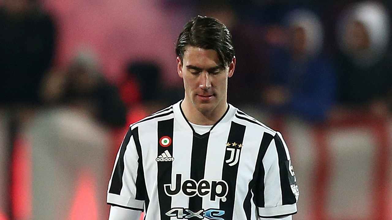 Vlahovic guarda a terra Juventus