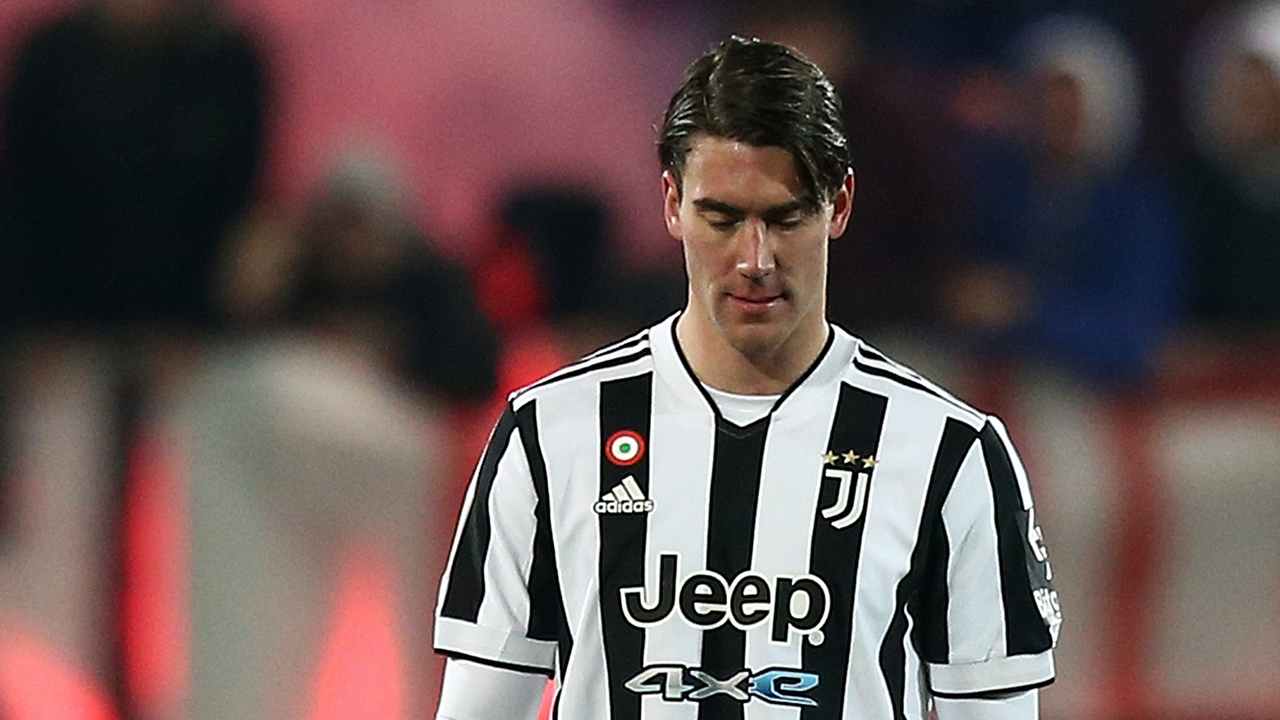 Vlahovic guarda a terra dispiaciuto Juventus