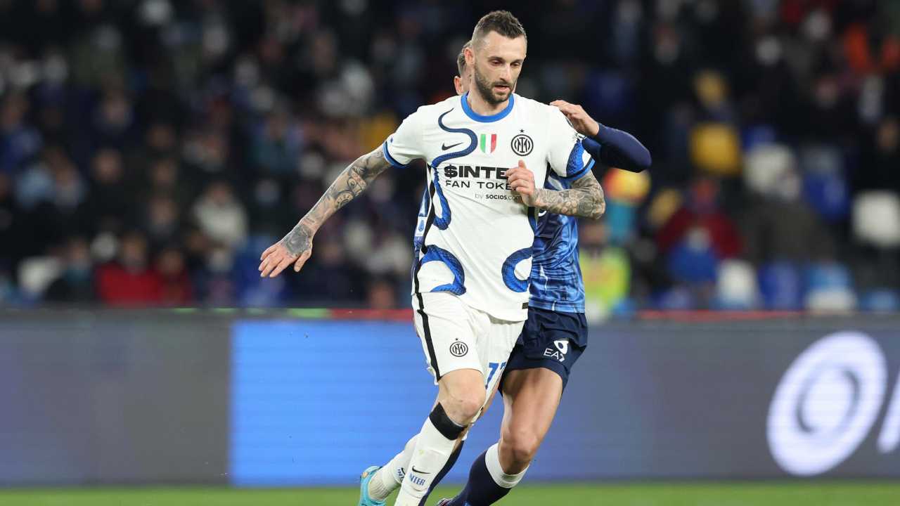 Brozovic corre verso il pallone Inter