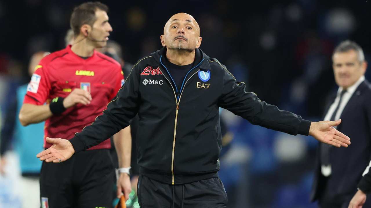 Spalletti allarga le braccia sconsolato Napoli