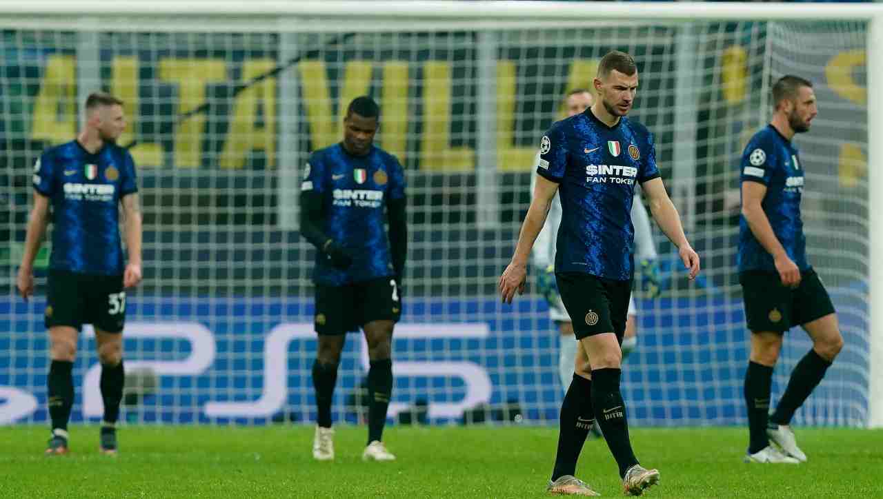 Giocatori dell'Inter sconsolati 