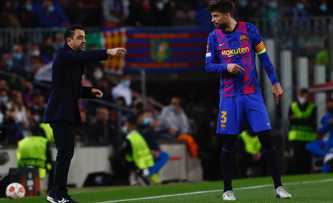 Xavi dà indicazioni a Piqué in Barcellona-Napoli