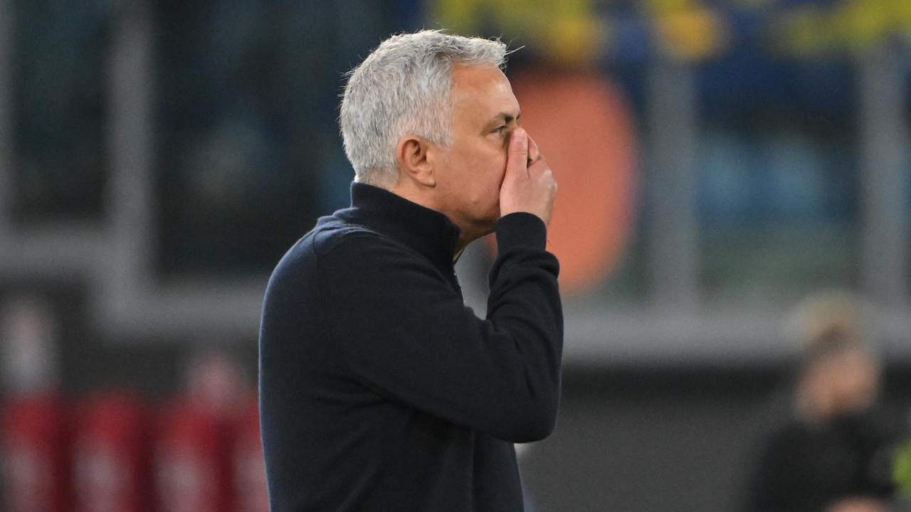 Mourinho si tocca il viso con la mano preoccupato Roma