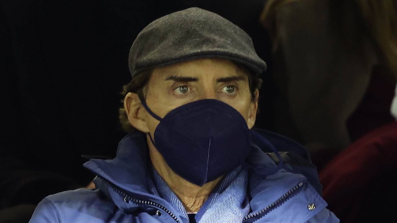 Mancini con la mascherina osserva con attenzione Italia