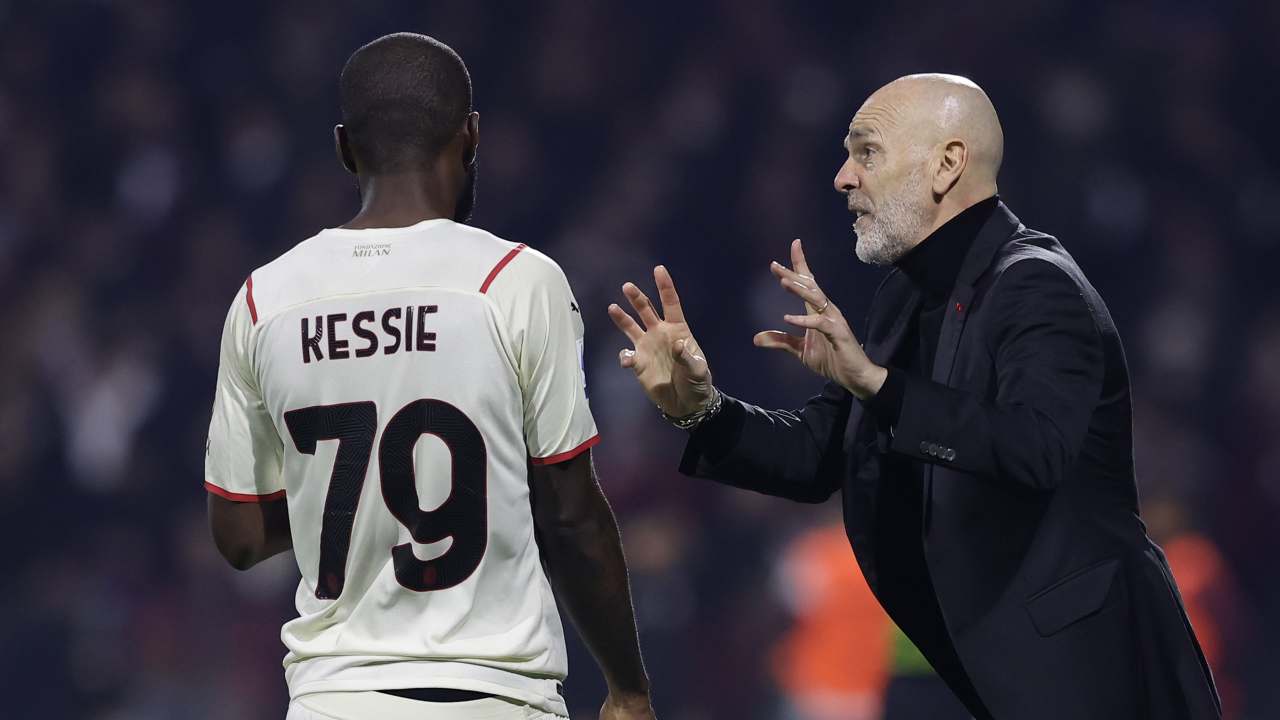 Pioli parla con Kessié di spalle Milan