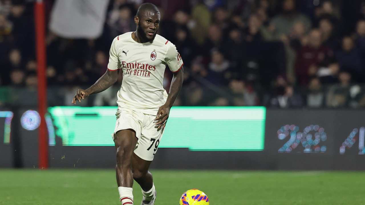 Kessié corre con la palla Milan