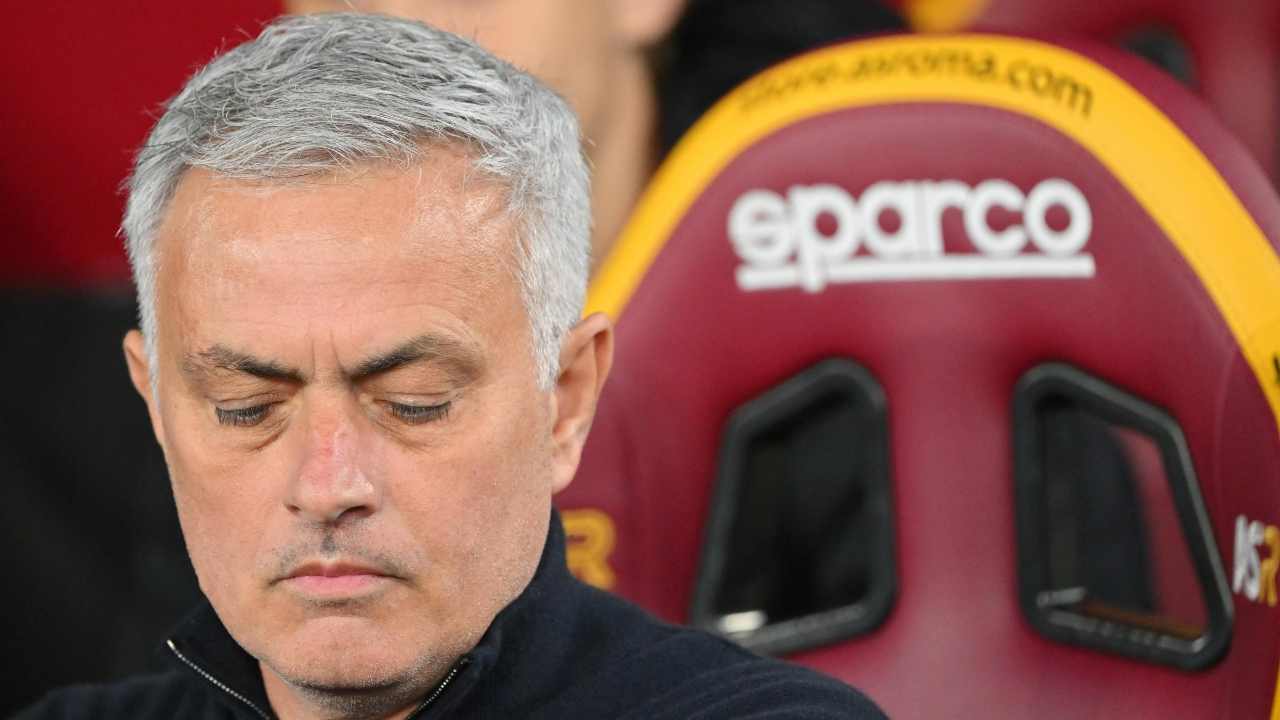 Mourinho guarda in basso Roma