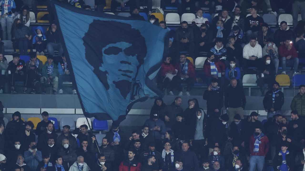 Tifosi Napoli con immagine di Maradona 