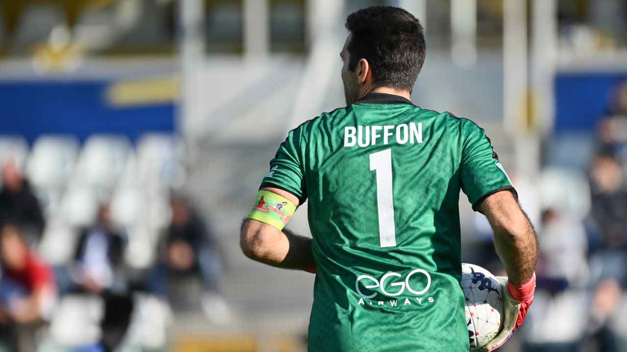 Buffon di spalle Parma