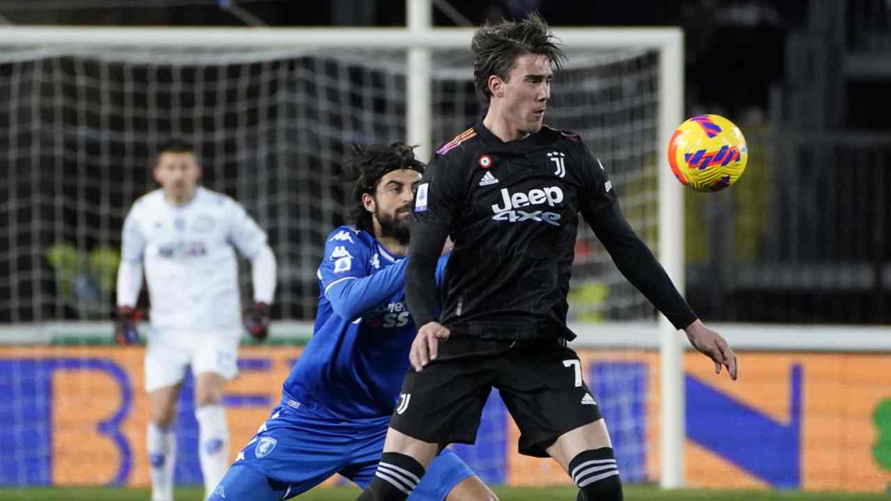 Vlahovic va verso la palla Juventus