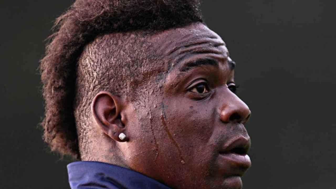 Balotelli pensieroso