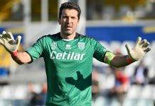 Buffon allarga le braccia