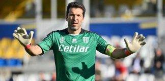 Buffon allarga le braccia