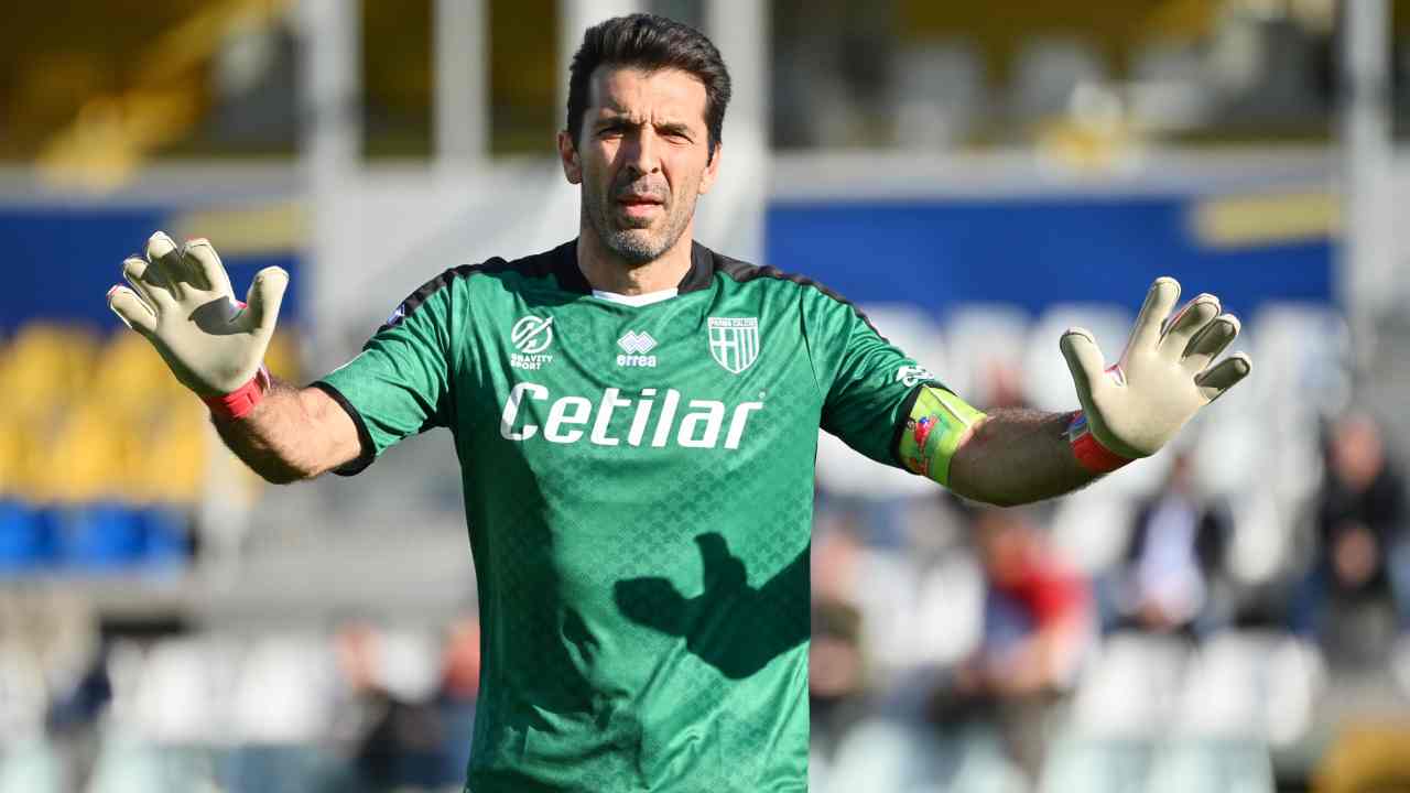 Buffon allarga le braccia