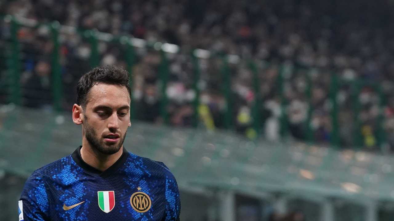 Calhanoglu pensieroso