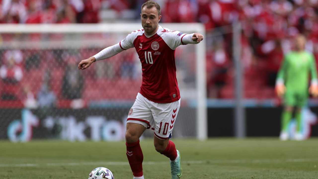 Eriksen si coordina per calciare la palla