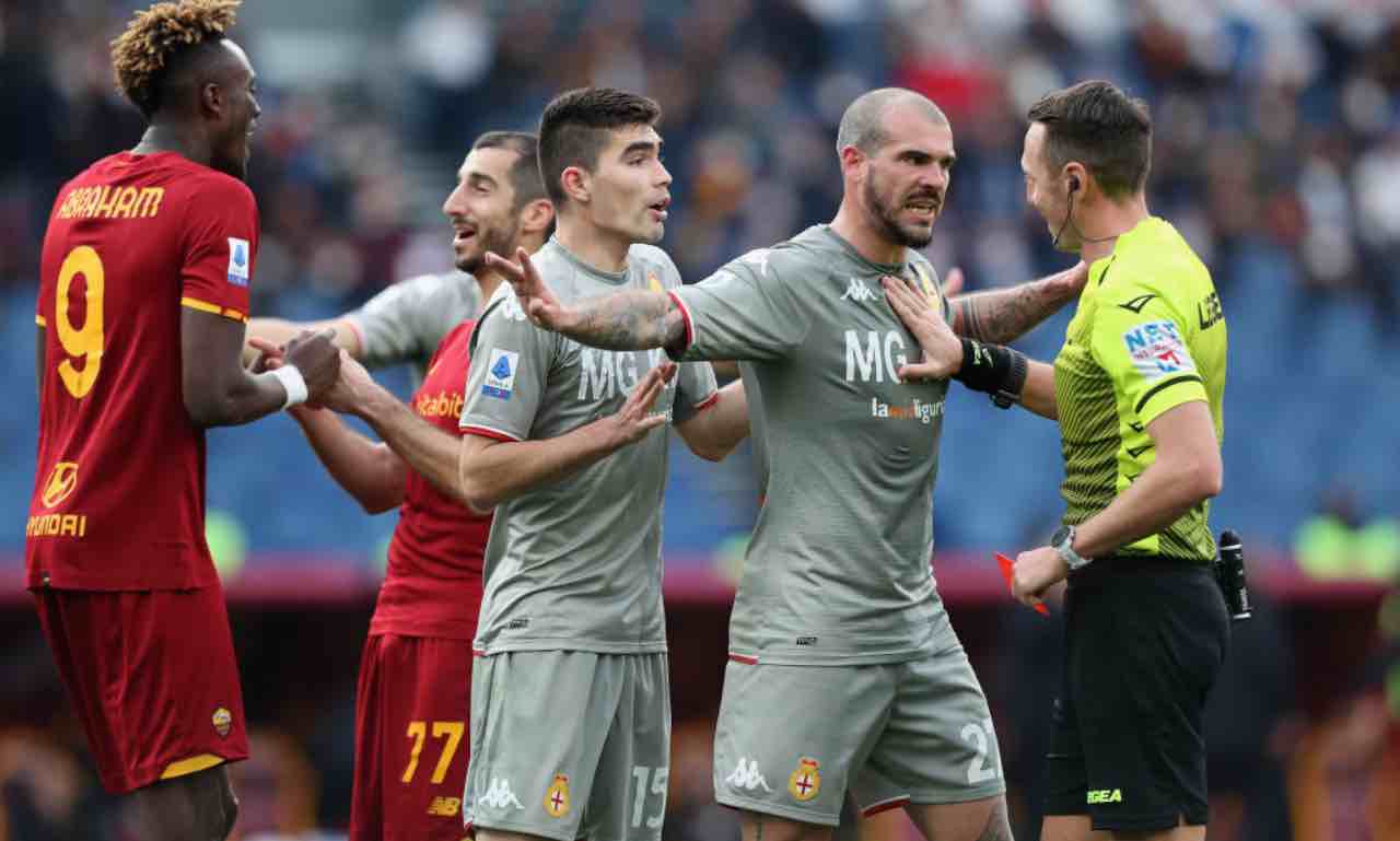 Le rimostranze dei calciatori di Roma e Genoa verso Abisso