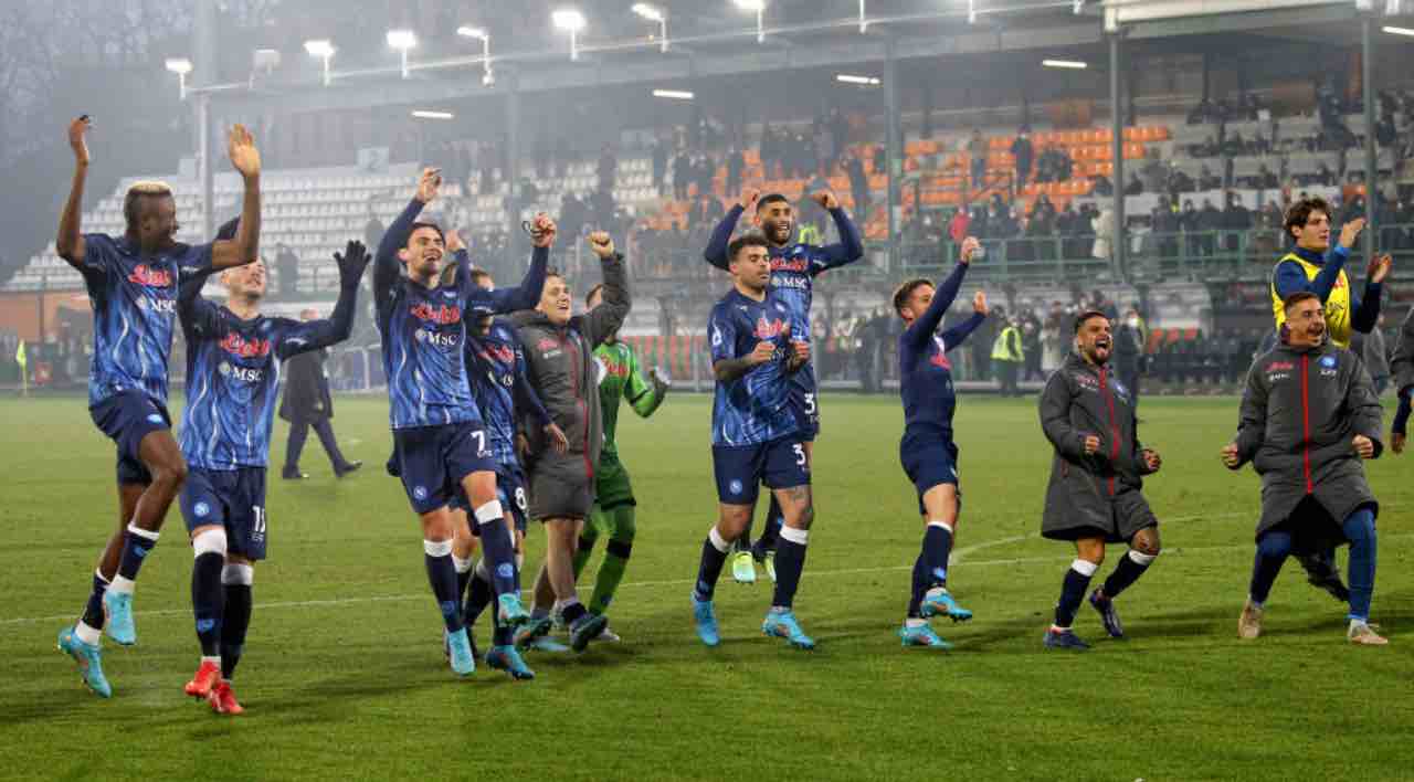 Il Napoli esulta dopo la vittoria sul Venezia