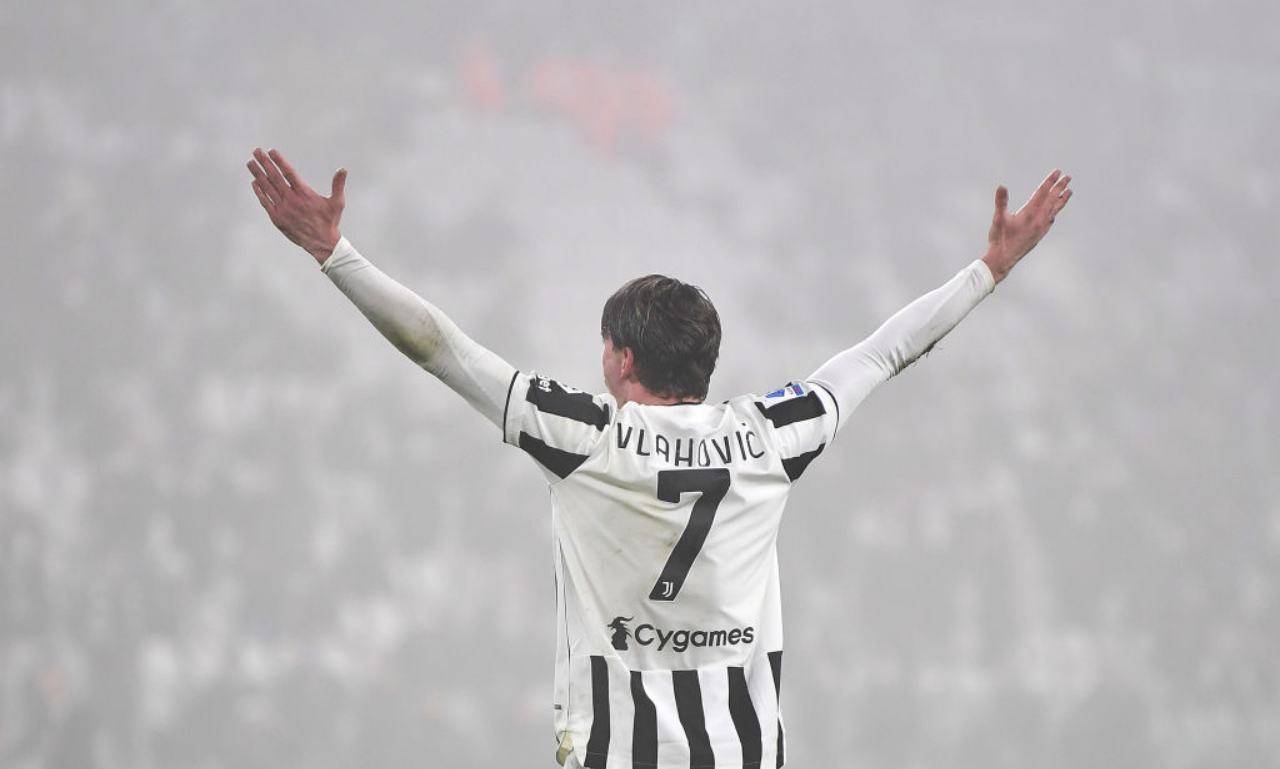 Vlahovic allarga le braccia