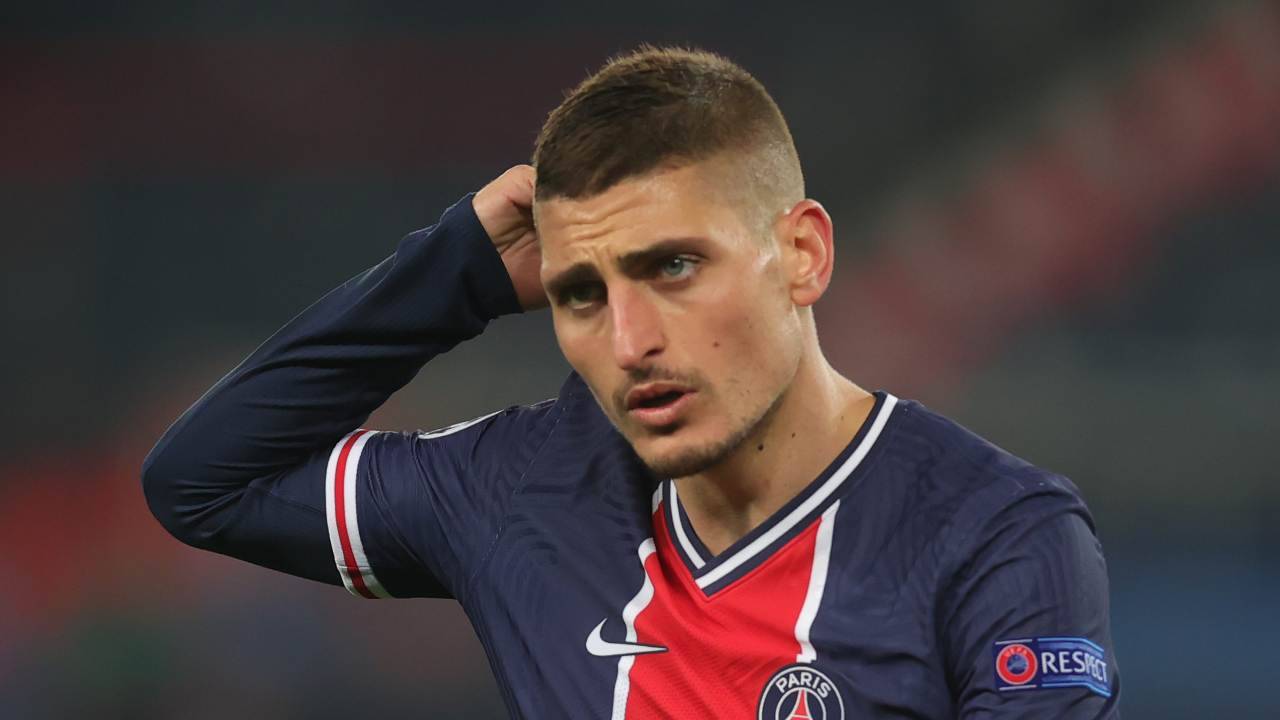 Verratti si tocca la testa e guarda perplesso PSG