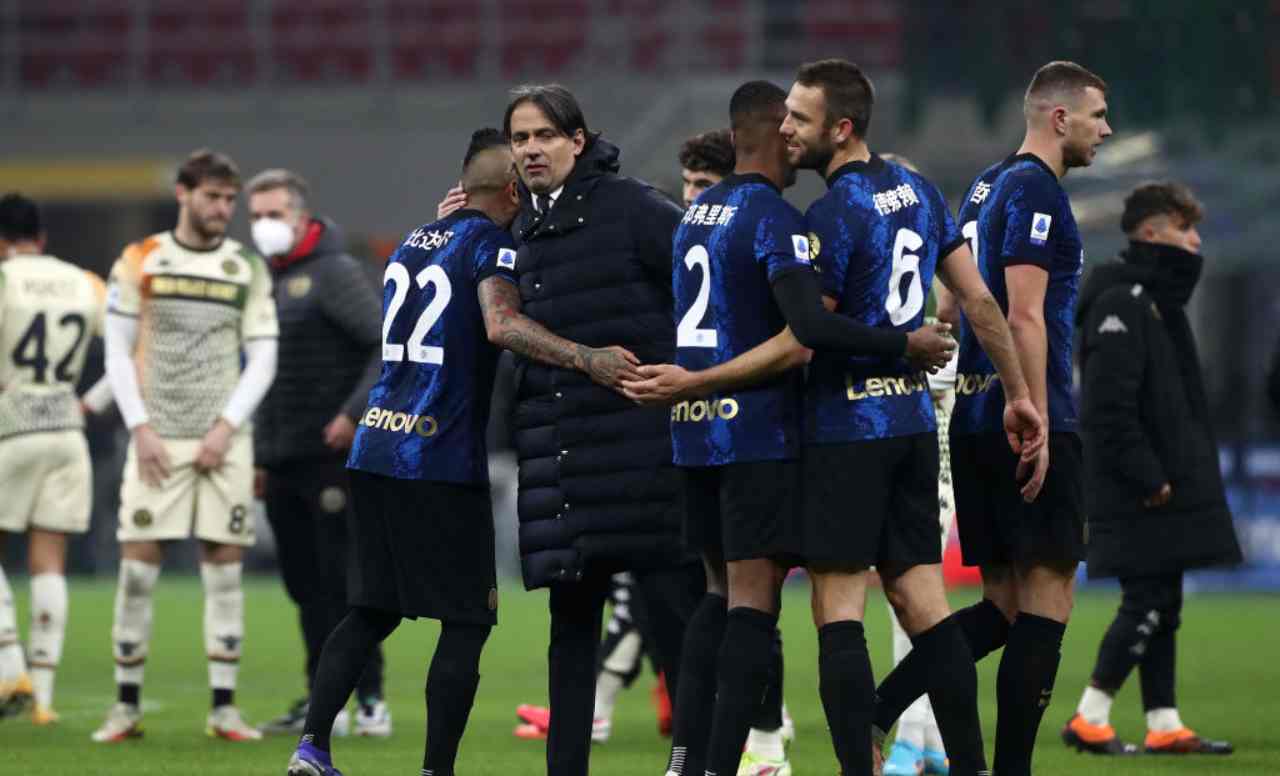 Inzaghi abbraccia i suoi calciatori 