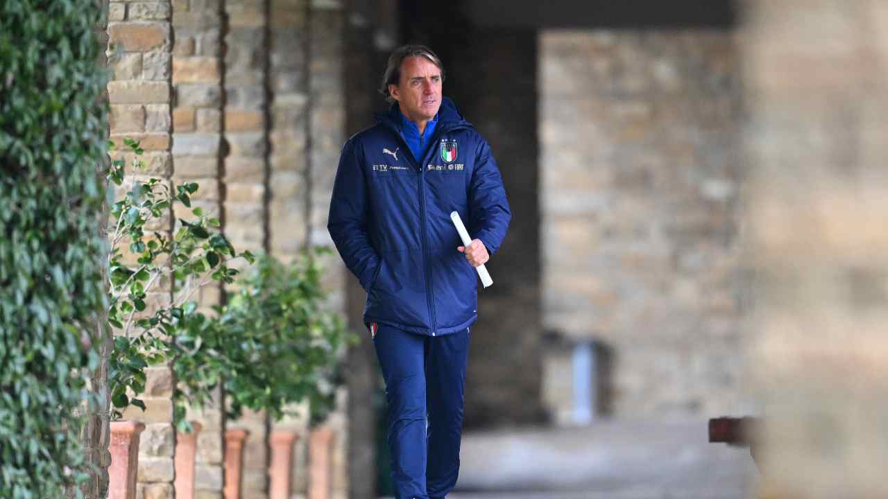 Mancini cammina concentrato Italia