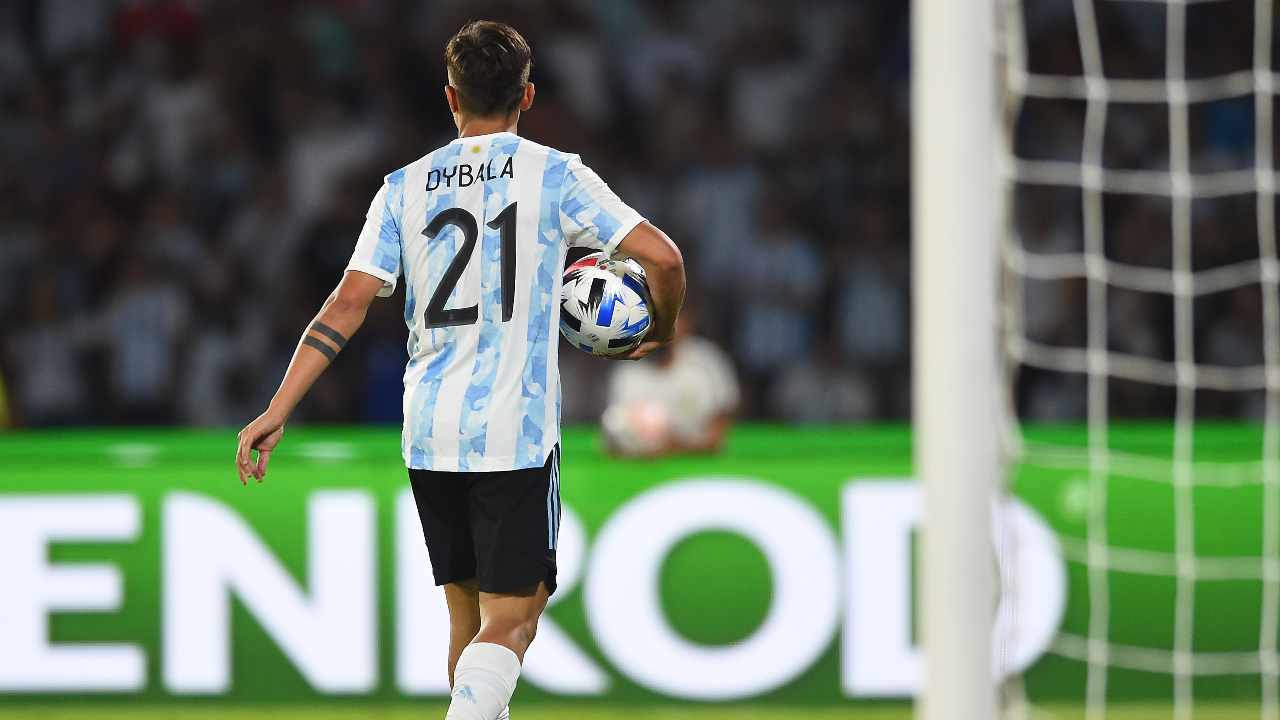 Dybala cammina di spalle e porta il pallone sotto il braccio Argentina