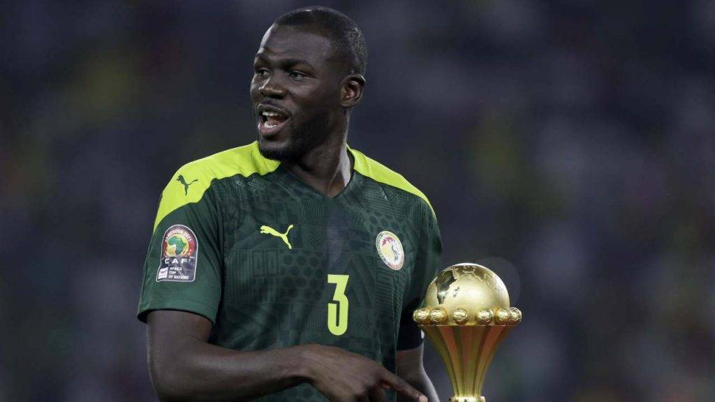 Kalidou Koulibaly con la Coppa d'Africa vinta col Senegal