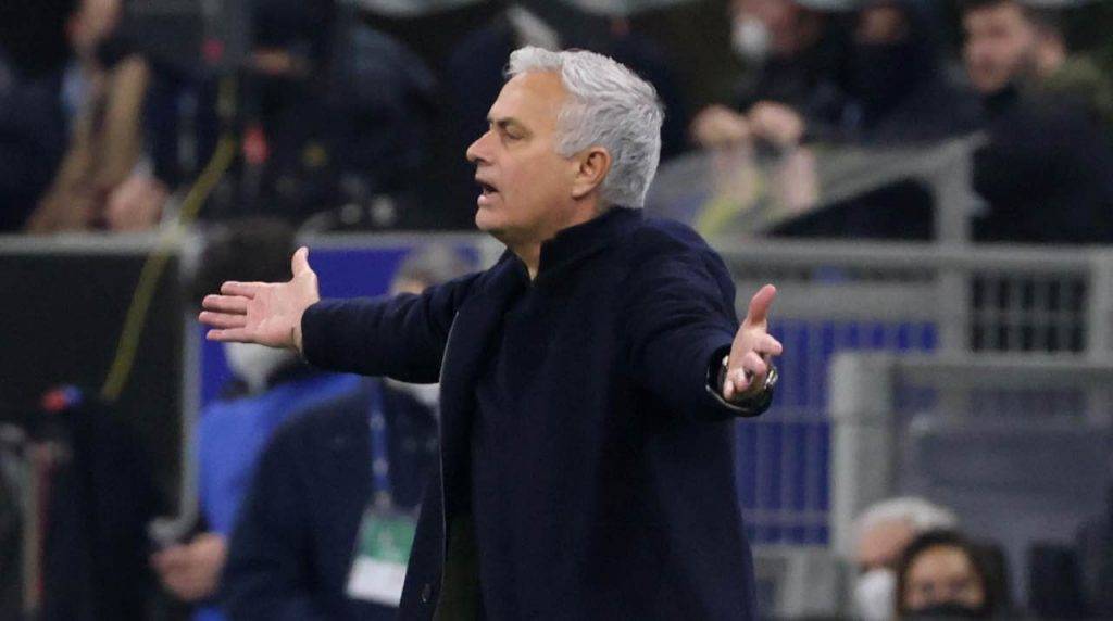 Il tecnico della Roma Mourinho furioso